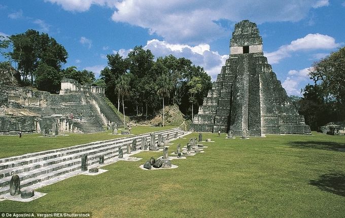 Los investigadores dicen que un cambio climático y sequía tendencia entre 660 y 1,000 a. D, activa competencia política, mayor guerra, la inestabilidad sociopolítica general y finalmente, colapso político - conocido como el colapso de Maya clásico. En la foto es el templo del Jaguar, sitio arqueológico de Tikal