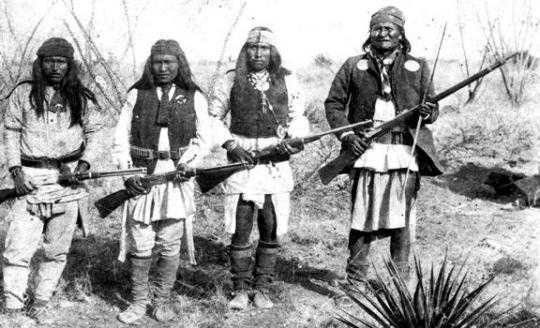 “Al mismo tiempo que los conquistadores trataron de imponer la monogamia, los soldados españoles tenían sus barraganas, sus concubinas. Tenían sus esposas, pero también tenían sus concubinas con hijos bastardos, ellos veían muchas incongruencias entre el decir y el hacer”.