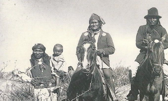 Gerónimo y Nacho en San Bernardino, Sonora 
Foto: Camillius S. Fly (tomada del libro Apaches...)
