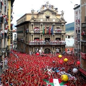 El edificio de la Alcaldía desde el primer balcón central se dispara el Txupinazo, que declara inauguradas las Fiestas de San Fermín