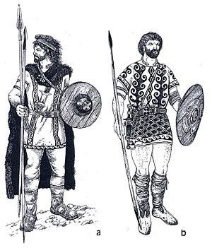 Guerrero cántabro (a) y guerrero astur (b). Infantería ligera equipada con lanza y soliferreum, espada recta o puñal y escudo redondo de 40-60 cm de diámetro. Según la descripción de Estrabón, usa diadema para sujetar el pelo y fíbula para sujetar la capa. Dibujos de Alberto Álvarez Peña (“celtas en Asturias”. Ed. Picu Urriellu)(c)