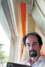 El autor, con su obra desmitificadora. /DANIEL PEDRIZA