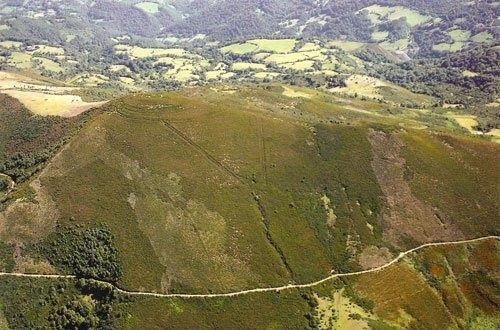 Vista aérea del lugar donde se encuentran los restos del campamento romano de Monte Curriechos.
