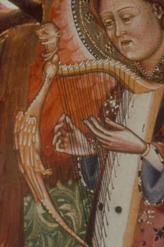 Arpa, instrumento musical, de forma triangular, cuyas cuerdas son pulsadas con ambas manos.