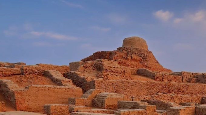 Mohenjo-Daro fue construido alrededor de 2,500 a. C. y fue descubierto en 1920. El sitio ha sido sometido a importantes excavaciones desde entonces.
