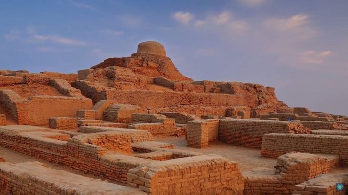 Mohenjo-Daro fue construido alrededor de 2,500 a. C. y fue descubierto en 1920. El sitio ha sido sometido a importantes excavaciones desde entonces.