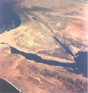 Extremo norte del Valle del Rift. En la imagen se observa la península del Sinaí en el centro, el Mar Muerto y el valle del Jordán arriba.