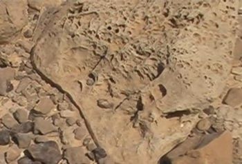 Debido al intenso calor varios objetos fueron derretidos. Aquí tenemos un material que fue hervido por arriba mientras que el resto de la sustancia estaba frio por debajo creando una base sólida, algo similar ocurrido en Mohenjo Daro.