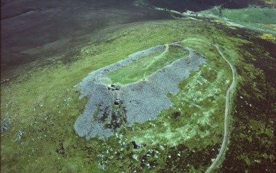 La principal característica de la fortaleza de Tap o'Noth es el notable remanente de pared vitrificada, que define un rectángulo de aproximadamente 100 m por 30 m de tamaño.
