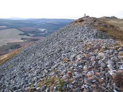 Sobre Tap o'Noth. Observa las piedras vitrificadas. Imagen: swan-scot/flickr