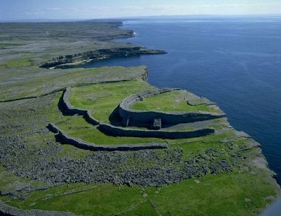 Dun Aengus es una fortaleza situada en el borde de un acantilado a una altura de 100 metros con vistas al Atlántico en la isla de Aran Inishmore. Posiblemente un bastión atlante.
