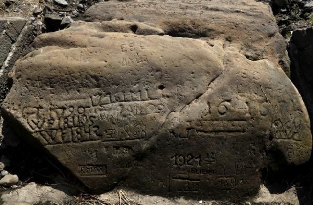 Una de las piedras que aparecieron en la República Checa. (AP Photo/Petr David Josek)