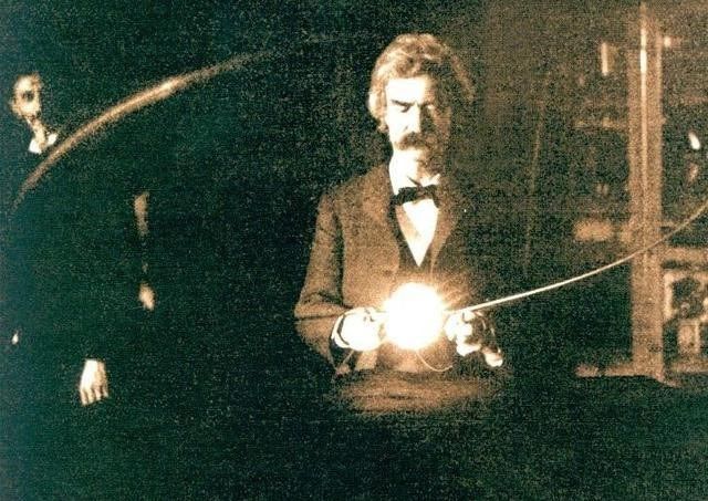 Chaplin/Wikimedia Commons
Nikola Tesla en su laboratorio, junto a uno de sus mejores amigos: el gigante Mark Twain