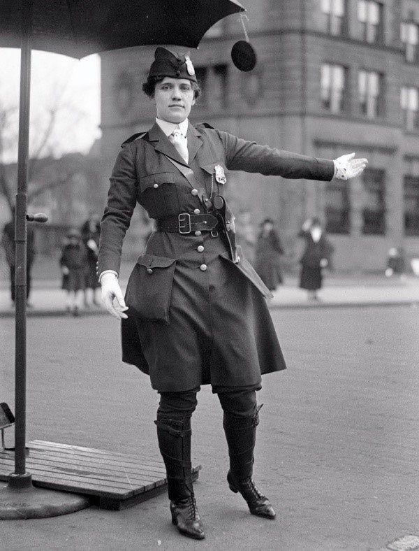 © reddit   
Leona N. King, primera mujer controladora de tráfico vehicular. Washington, 1918