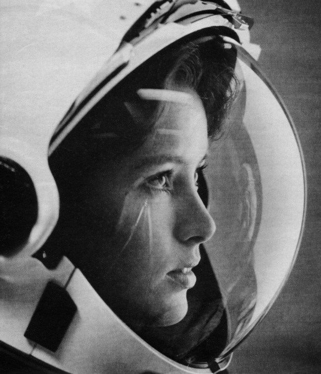 © reddit.com   
Anna Lee Fisher. La primera madre en el espacio. 1980