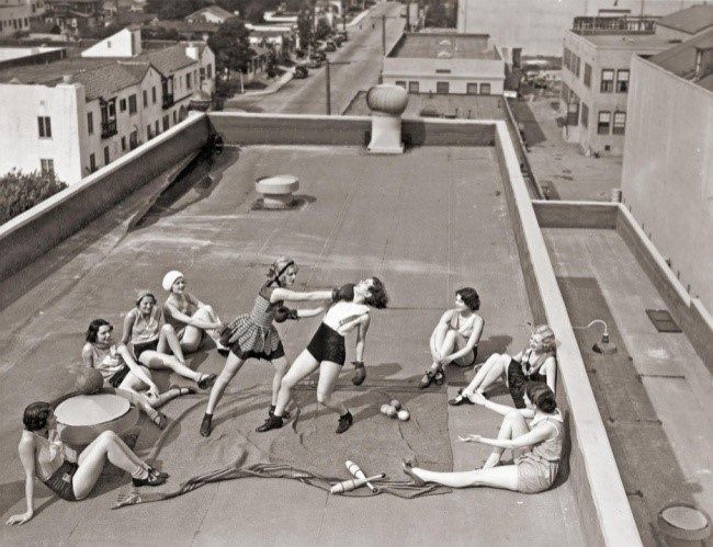 Mujeres boxeando en el techo. Los Ángeles, 1933