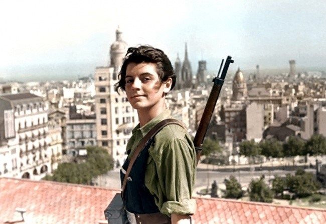 © reddit   
Marina Ginestà. Periodista, interprete y militante comunista francesa. En esta foto ella tiene 17 años y fue tomada en Barcelona (ciudad que defendía) durante la Guerra Civil Española. 1936