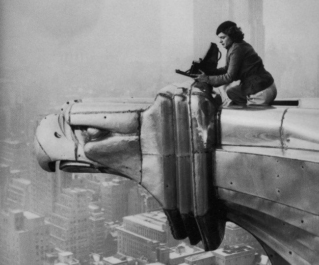 © reddit.com   
Margaret Bourke-White, Fotógrafa y documentalista estadounidense. En la foto está en el edificio Chrysler en Nueva York. 1934