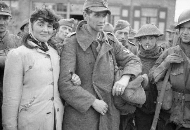 © reddit.com   
Mujer holandesa se niega a dejar a su esposo (soldado alemán) luego de que los soldados aliados lo llevaran preso. Ella fue con él al campo al que lo llevaron. 1944.