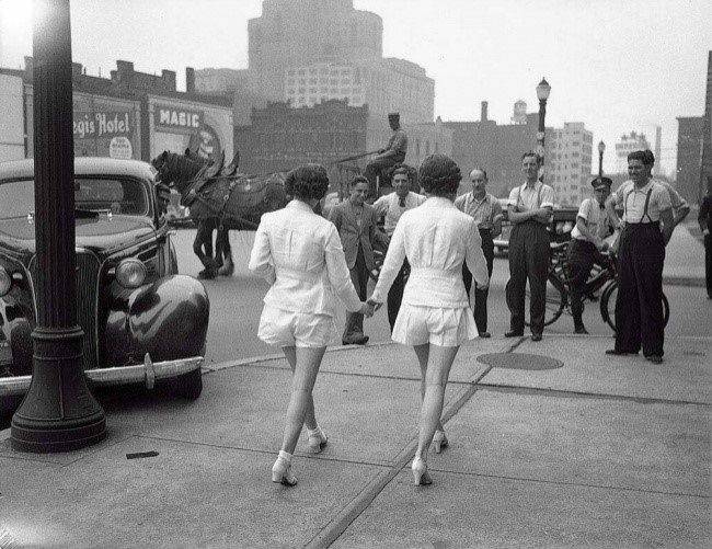 © femunity   
Dos mujeres en Toronto por primera vez no se tapan las piernas en la calle. 1937