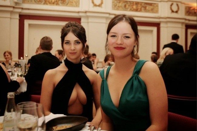 © reddit   © twitter   
Nikita Klæstrup (a la izquierda) — Directora regional de 