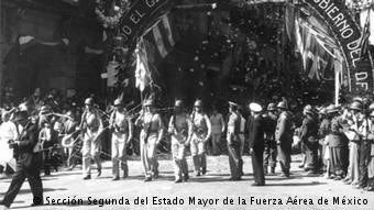 Desfile de los victoriosos supervivientes del Escuadrón 201.
