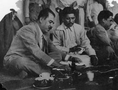 Cárdenas comiendo con campesinos