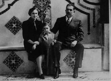 Don Lázaro Cárdenas con Doña Amalia y Cuauhtémoc