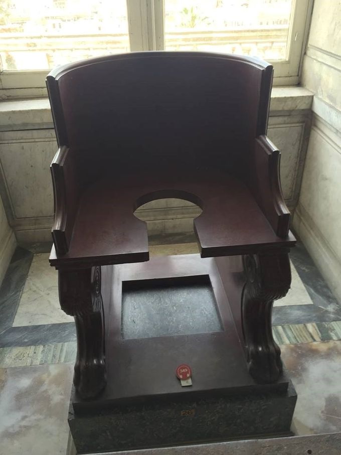 Michael E. Habicht afirma que esta silla-baño se utilizó para revisar el género de los papas tras el incidente con Juana.