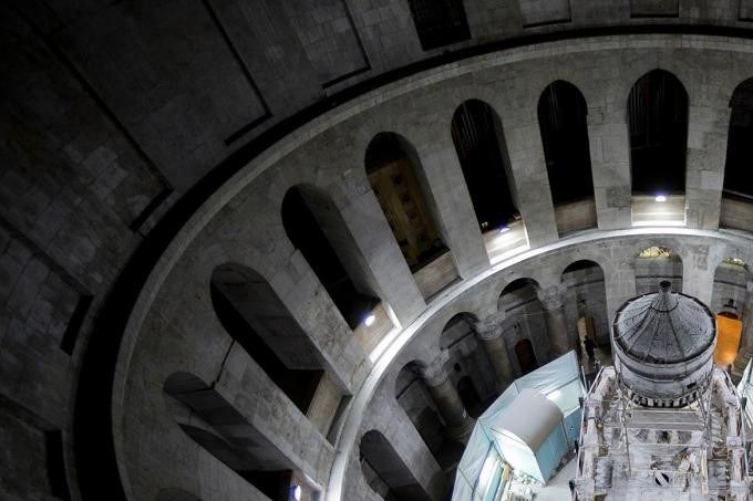 Así luce la restauración de la tumba de Jesús en la Iglesia del Santo Sepulcro en Jerusalén. Fotografía de Oded Balilty, National Geographic