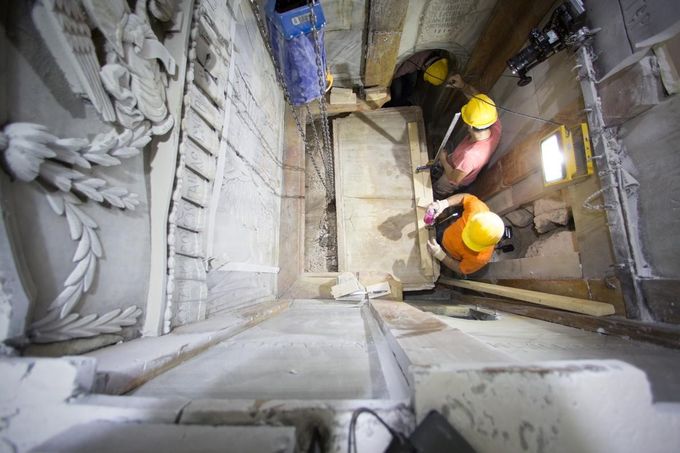 Los trabajadores mueven la placa de mármol después de casi 500 años. Fotografía de Dusan Vranic, National Geographic