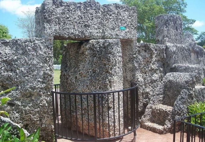 La famosa y pesada puerta giratoria que puede abrirse con la fuerza de un dedo