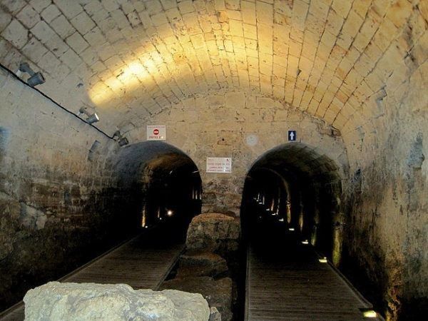 El Túnel tenía unos 350 metros de largo y conectaba, por el subsuelo de la ciudad vieja de San Juan de Acre, la fortaleza templaría hasta el puerto de la ciudad.