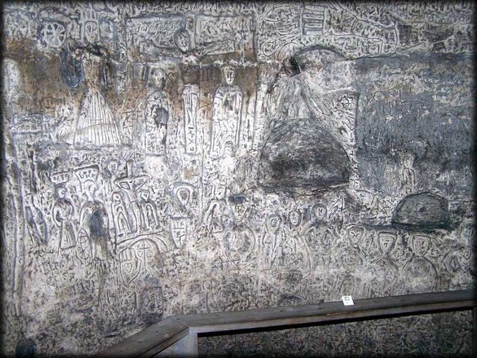 Una pequeña sección de las Tallas Templarias en la Cueva Royston 