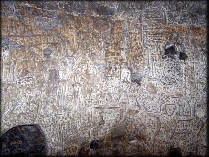 Las Tallas de la Cueva de Royston mostrando al hombre que se quemó en la hoguera.