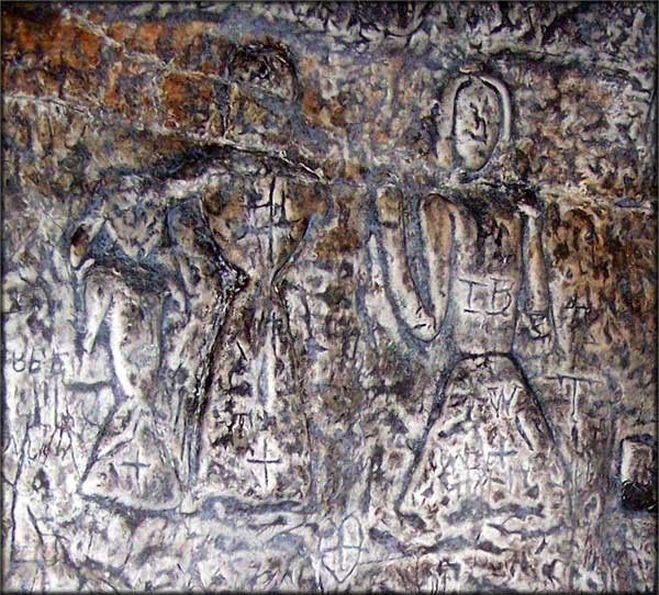 Situado a la derecha de St Lawrence son tres figuras, un hombre, mujer y niño. Estos se cree que son la Sagrada Familia, María, José y Jesús o Jesús y María Magdalena con su hijo. Debajo de ellos son símbolos paganos de la fertilidad.