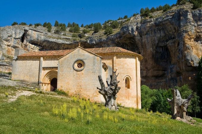 Ermita de San Bartolomé, cañón de Río Lobos, Soria. http://upload.wikimedia.org