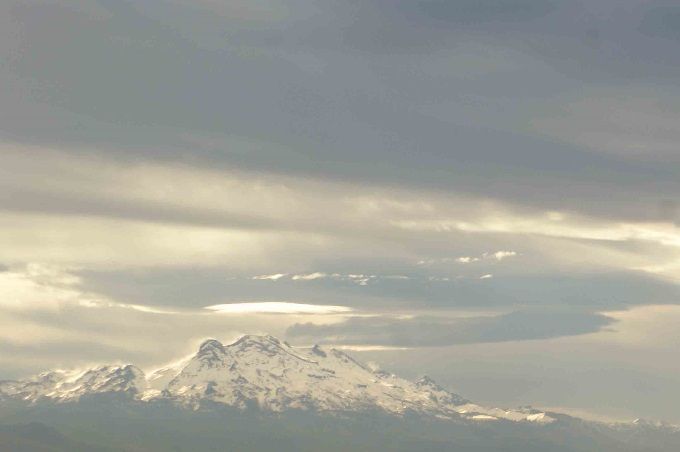 Los volcanes Iztaccíhuatl (mujer Blanca dormida) a la izquierda y Popocatépetl (montaña humeante) a la derecha abajo la Ciudad de México