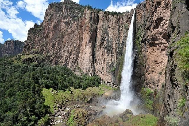 La Cascada de Basaseachi en la sierra Tarahumara