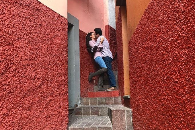 El clásico beso de los enamorados