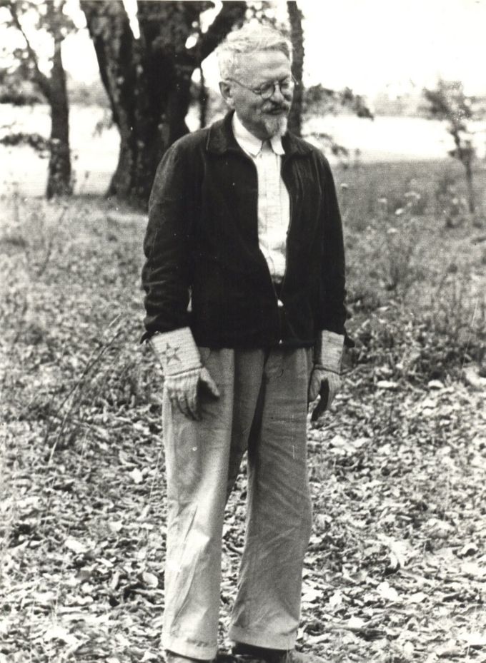 © Foto: Museo Casa León Trotsky
León Trotsky con guantes de jardinero