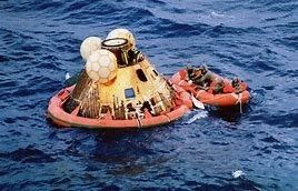 El momento del rescate en el amarizaje de la cápsula de reingreso del Apollo XI