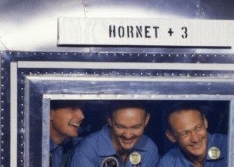 Los astronautas en el módulo de cuarentena afuera el presidente Nixón disfrutando con ellos el momento de gloria