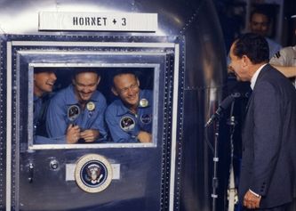 Los astronautas en el módulo de cuarentena afuera el presidente Nixón disfrutando con ellos el momento de gloria