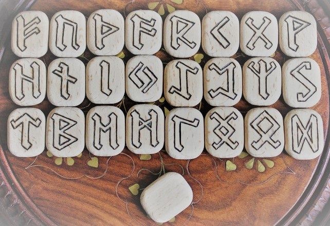 Juego de 24 runas y una runa blanca