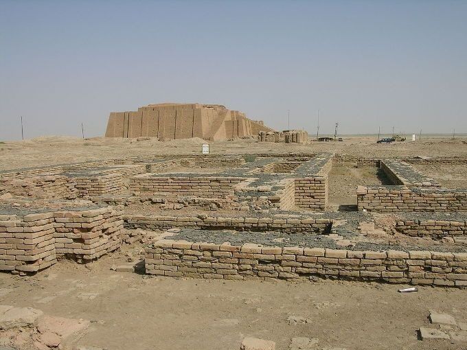 Ruinas arqueológicas de Ur con la reconstrucción del zigurat al fondo/Foto: M.Lubinski en Wikimedia Commons