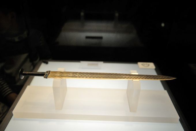 Espada Goujian, Museo Provincial de Hubei (Wikimedia Commons)