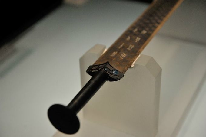 Turquesas incrustadas en el guardamano de la espada. (Wikimedia Commons)