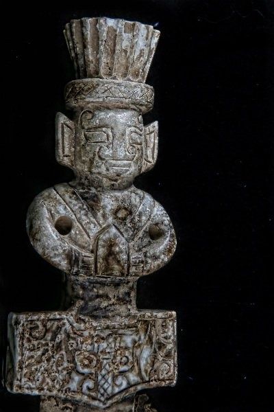 Dorso de la espada votiva. Foto cortesía de la Fundación para la Investigación de los Pueblos Indígenas