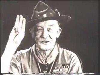 Baden Powell haciendo el saludo Scout